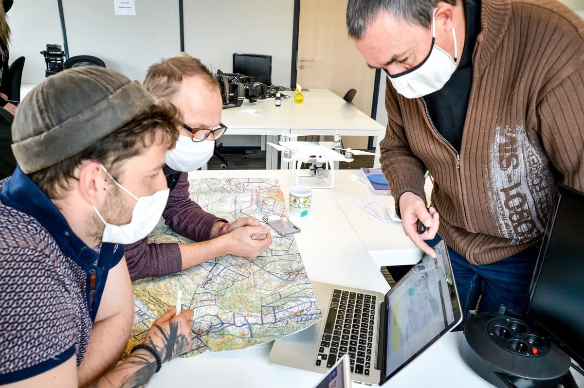 Iranska drönare attackerar bas i Erbil – USA-personal skadad, UK stärker försvar