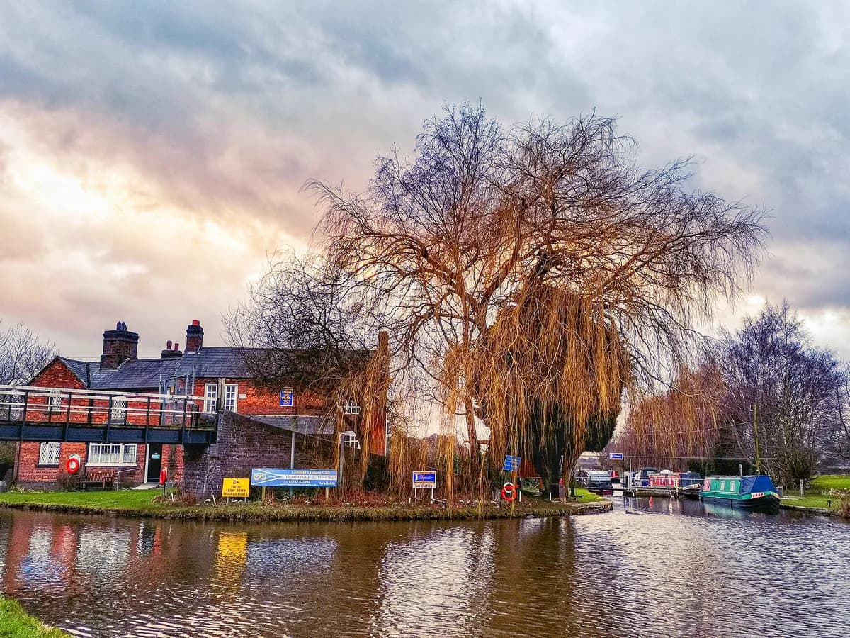 Svenska kanalslussar stängs, tillfälliga reparationer planeras