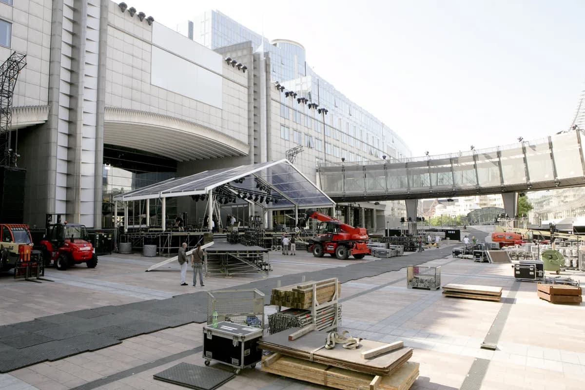Stephen Fry stämmer festival efter fall från scen