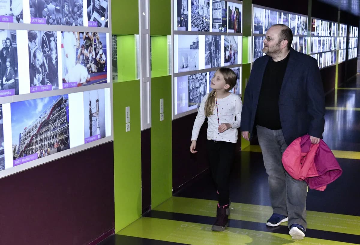 HMRC uppmanar föräldrar att ansöka om barnbidrag och skattefritt barnomsorgsstöd