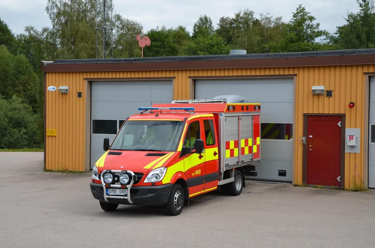 Man sjukhusinlagd efter att ha fastnat under träd i Sverige