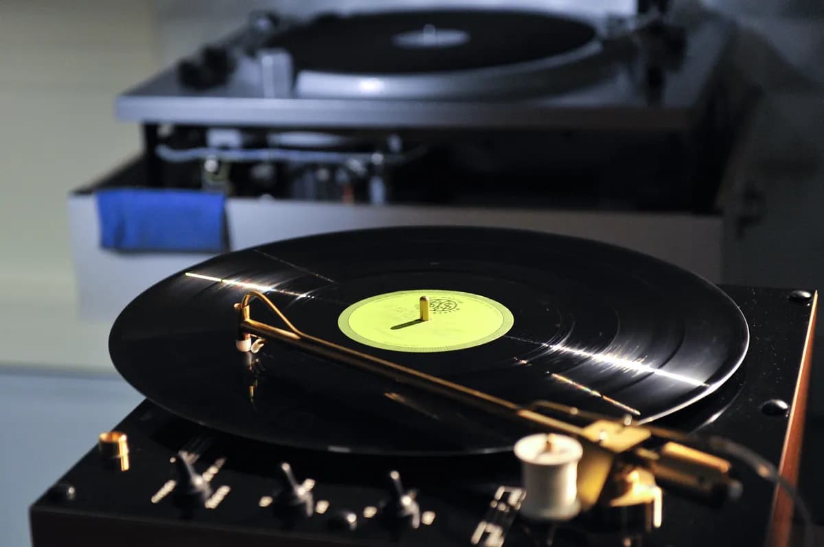 Volontärer digitaliserar Aadam Jacobs 10 000 konsertinspelningar