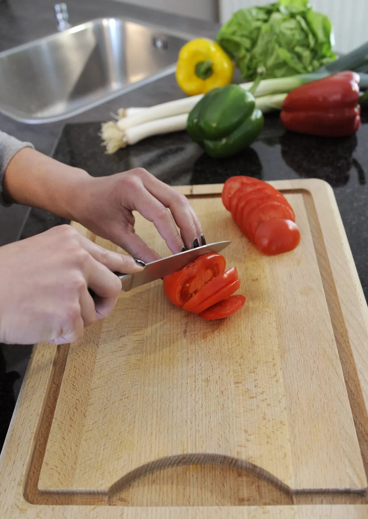 Elever lagar tre-rätters meny med utgångna ingredienser i utbildningsprojekt