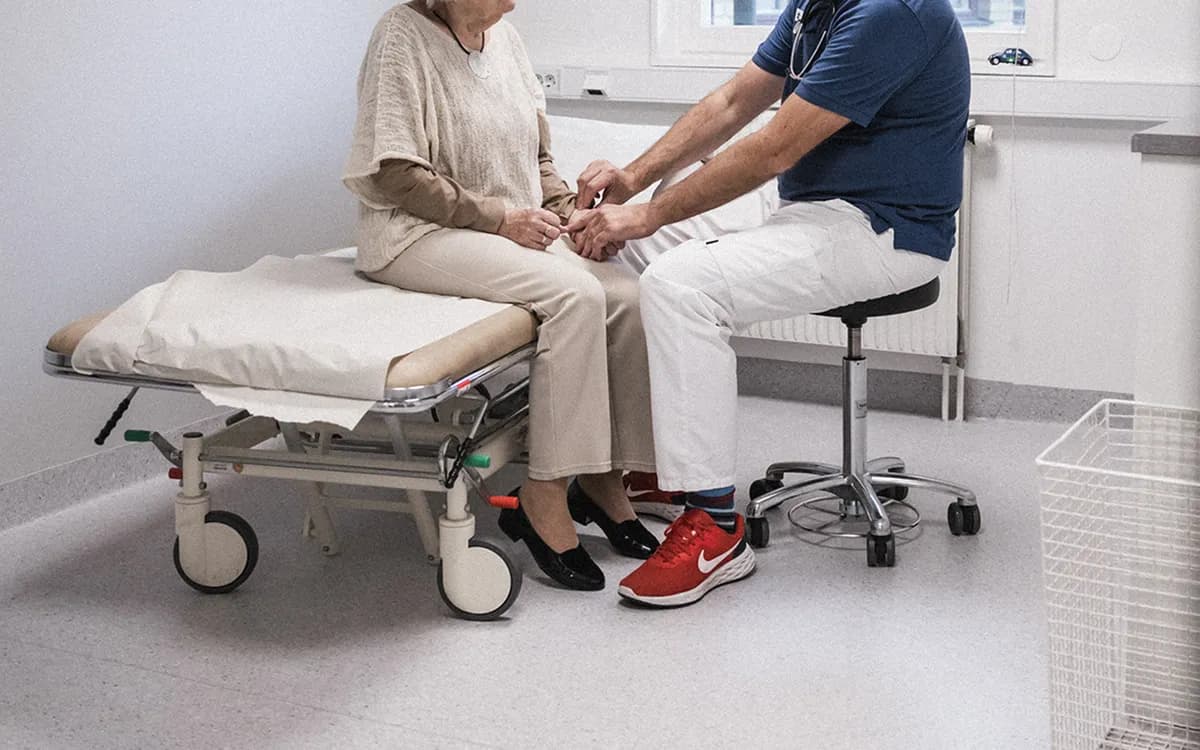 Äldre kvinna lämnad på toalett i två timmar på äldreboende