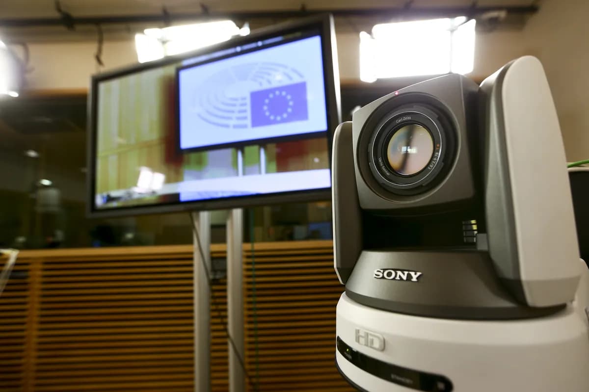 Trump kopplar väljar-ID-lag till DHS-budget när nedstängning orsakar kaos på