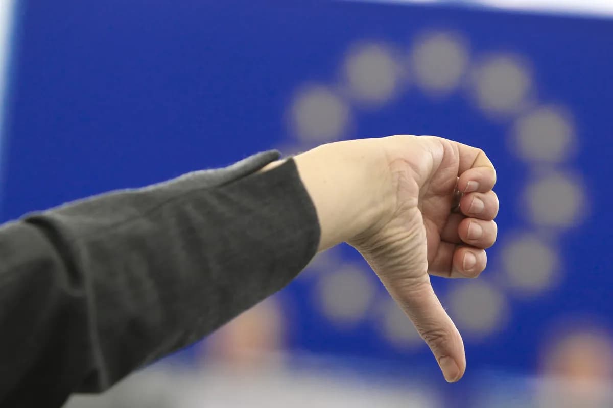 Två avhoppare bryter SD:s partipiska i viktig omröstning