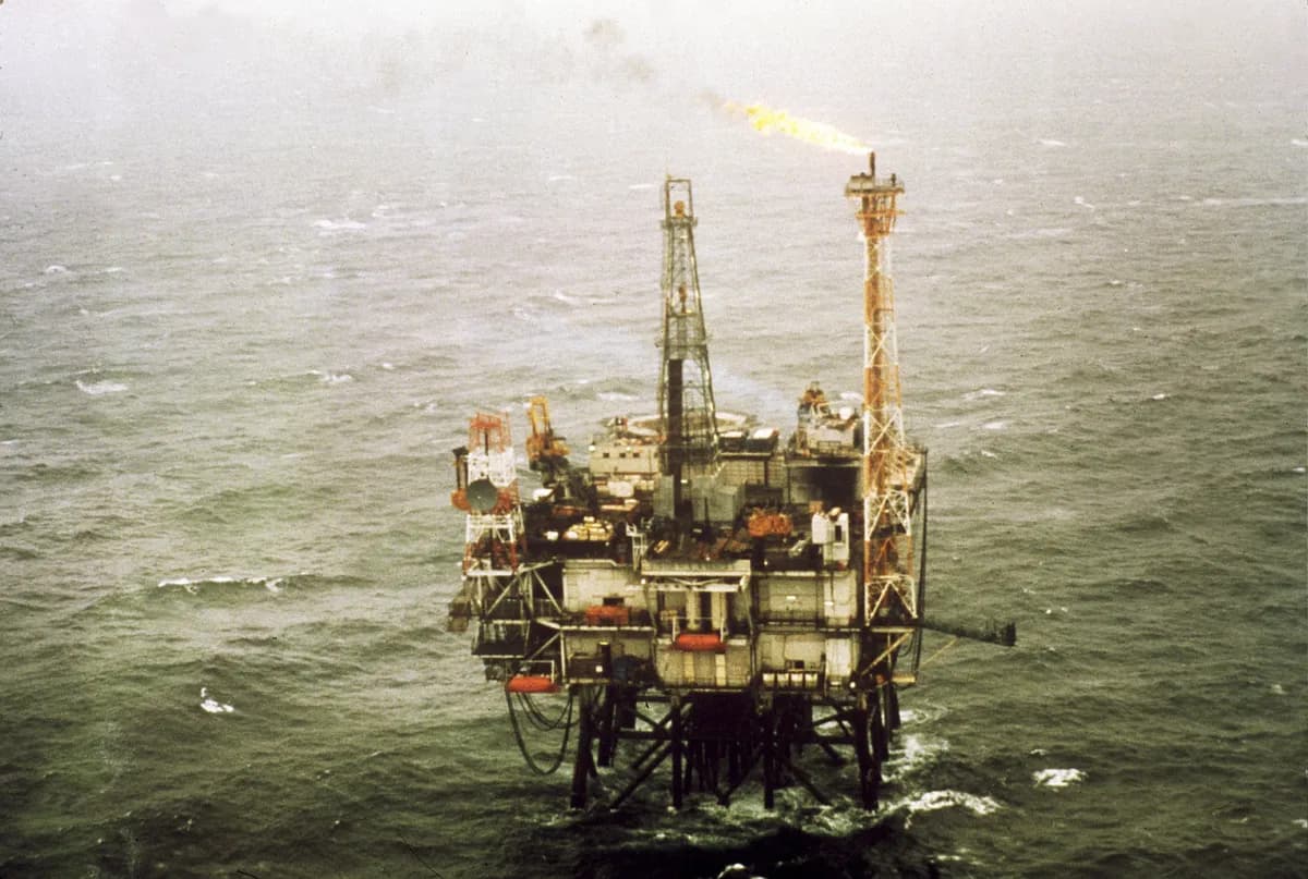 Oljepriser stiger kraftigt i Mellanösternkonfliktens kölvatten