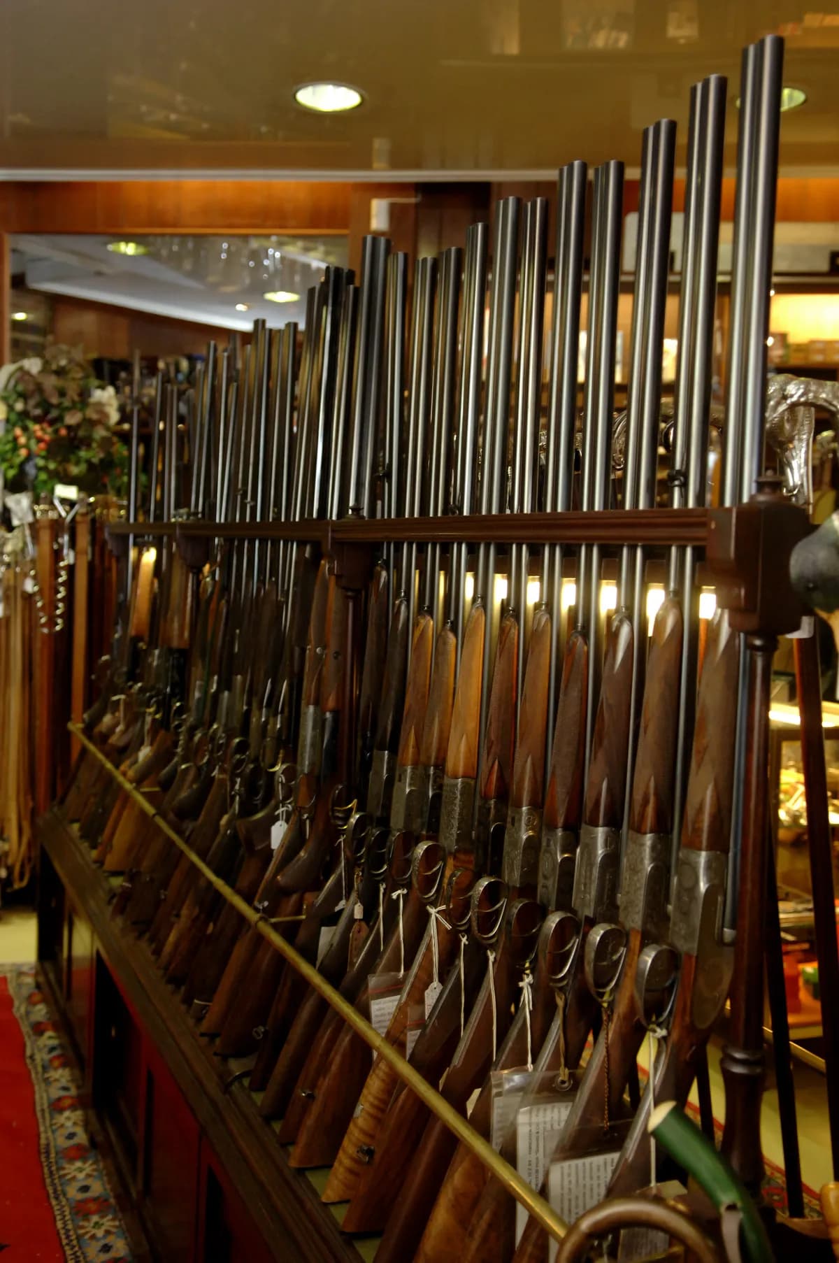 Oklahoma-rektor tacklar beväpnad man och skjuts i benet