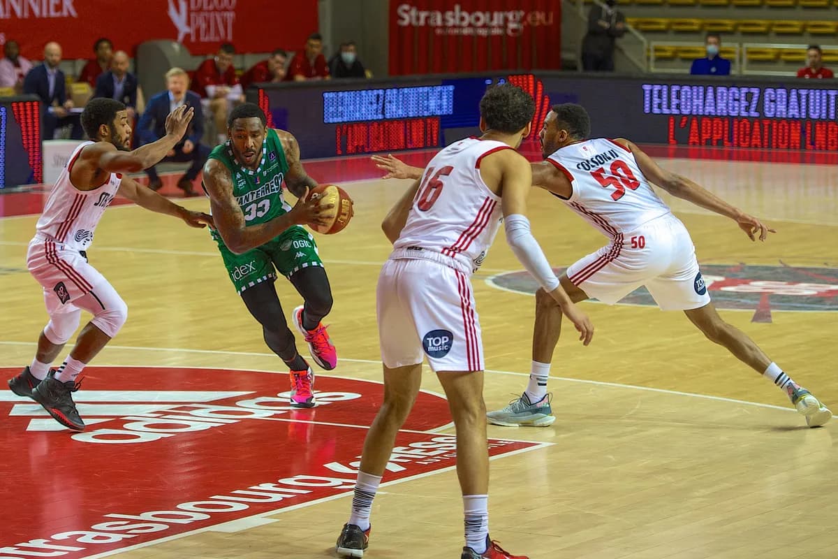 Ari Amin leder basketprogram för flickor på Hammarkullehallen