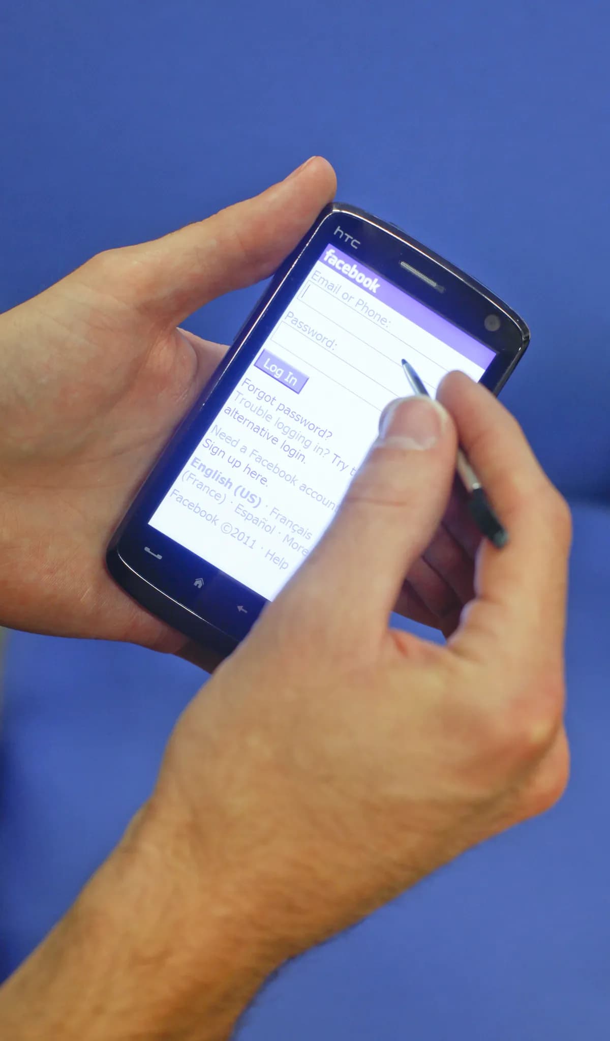 Bedragare riktar in sig på EE- och Vodafone-kunder med falska