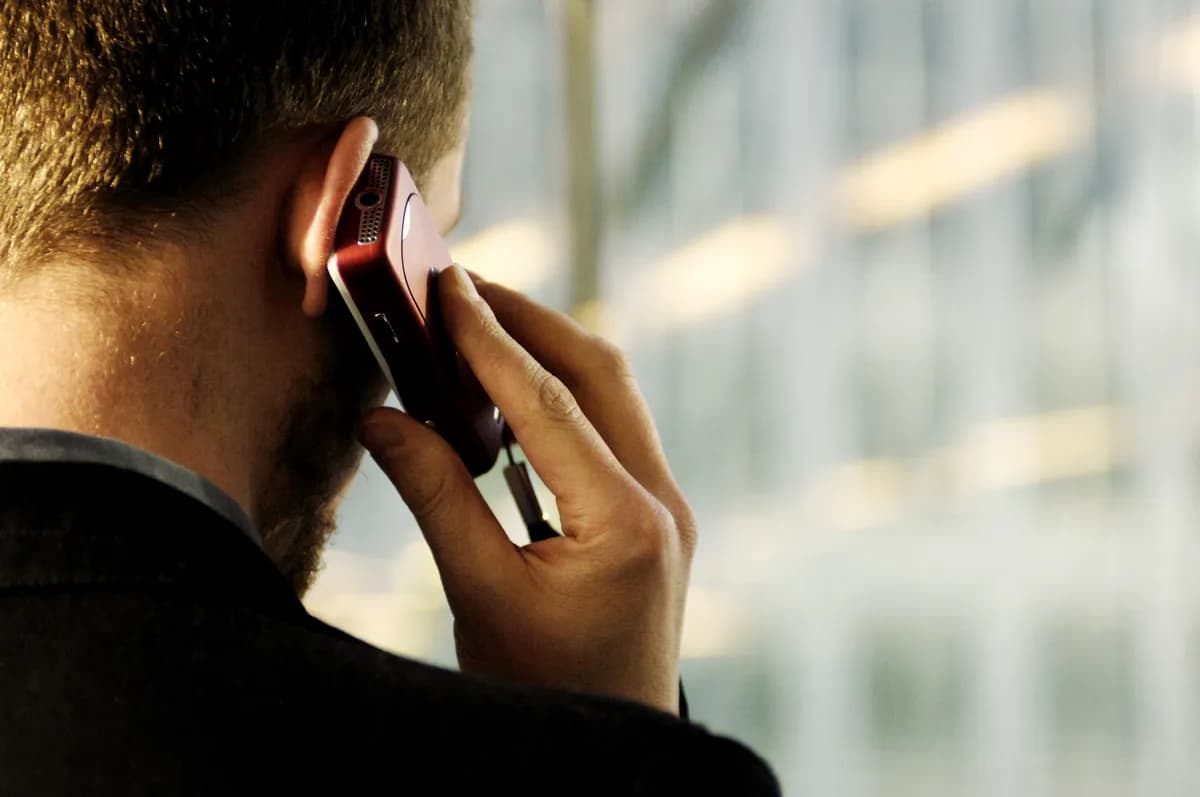 Meloni och Macron diskuterar Iran-konflikten i telefonsamtal