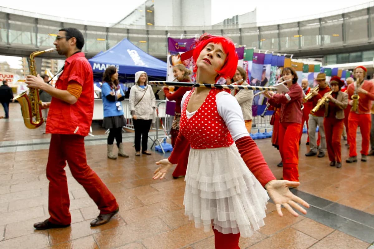 Komiker arrangerar gratis gemenskapsmiddag för över 1 000 för att bekämpa