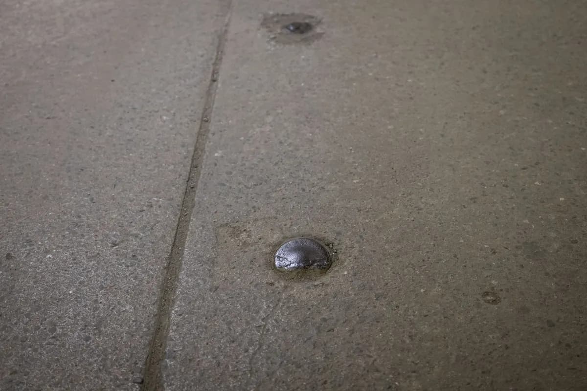 Svenska fjällsäkerhetsgrupper placerar ut nödlådor