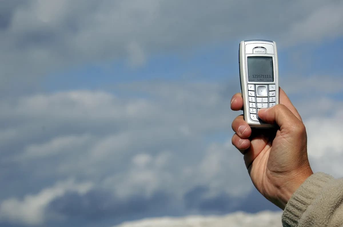 Martin Lewis uppmanar brittiska mobilanvändare att kontrollera avtal och byta