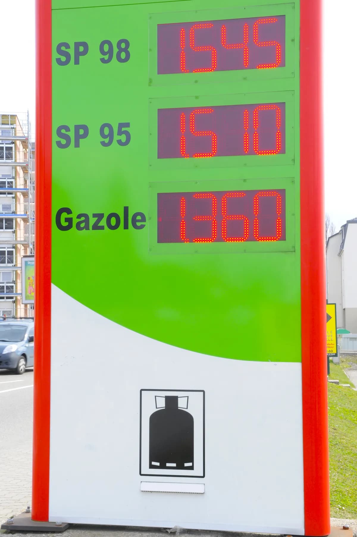 Socialdemokraterna kräver tillfälligt bränsleskatteavdrag, statsminister öppen för förslag