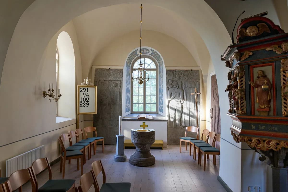 Medeltida Gotlandskyrka installerar glasvägg mot höga värmekostnader