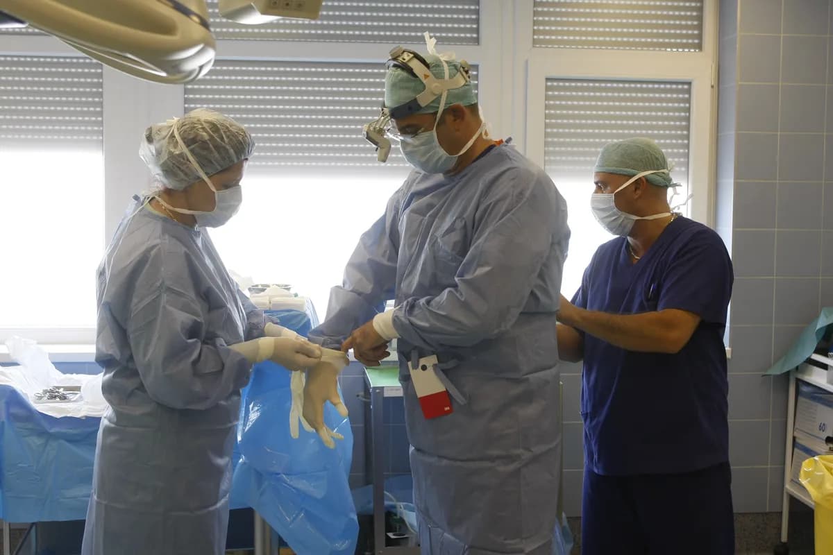 Yazmin Oukhellou och Jojo McGinniss genomgår kosmetiska ingrepp i Turkiet