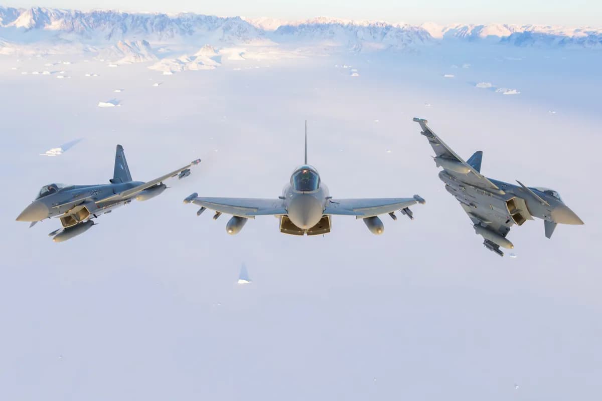 Svenska flygvapnet övar uppvisningsflygning i Uppsala