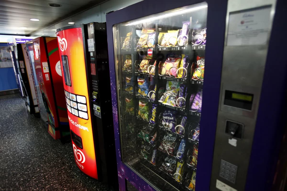 Fransk tonåring slickade sugrör i varuautomat i Singapore