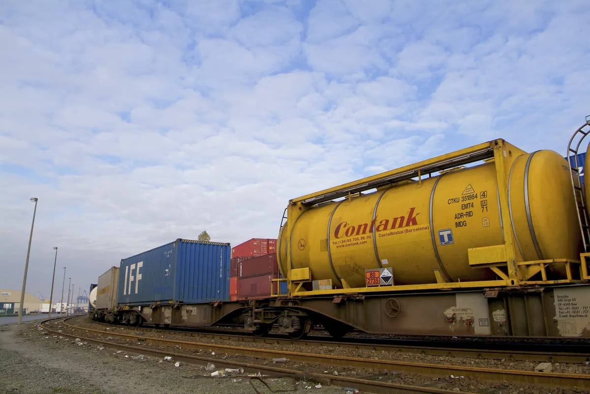 Pogacar vinner Flandern runt medan järnvägskorsning väcker kontrovers