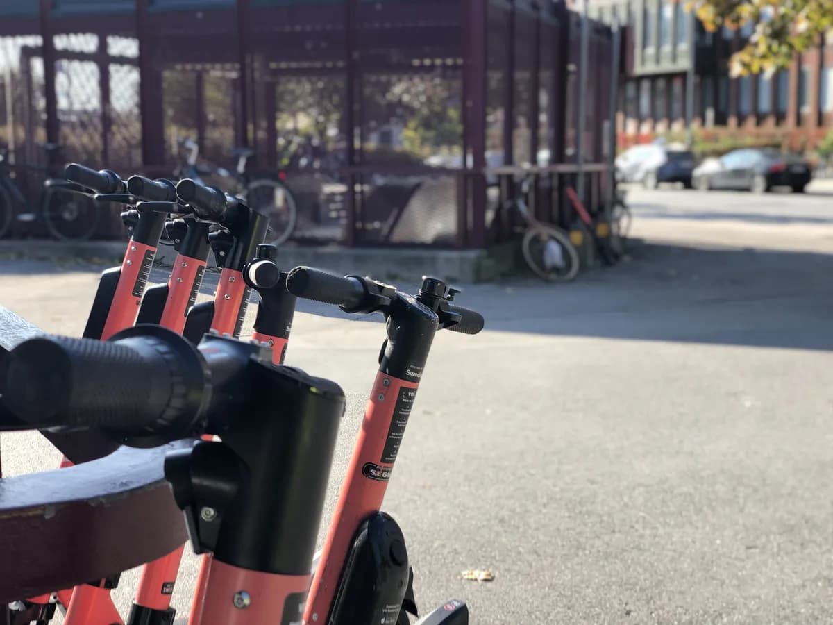 Polisen utreder bombförsök efter att misstänkt flydde på sparkcykel