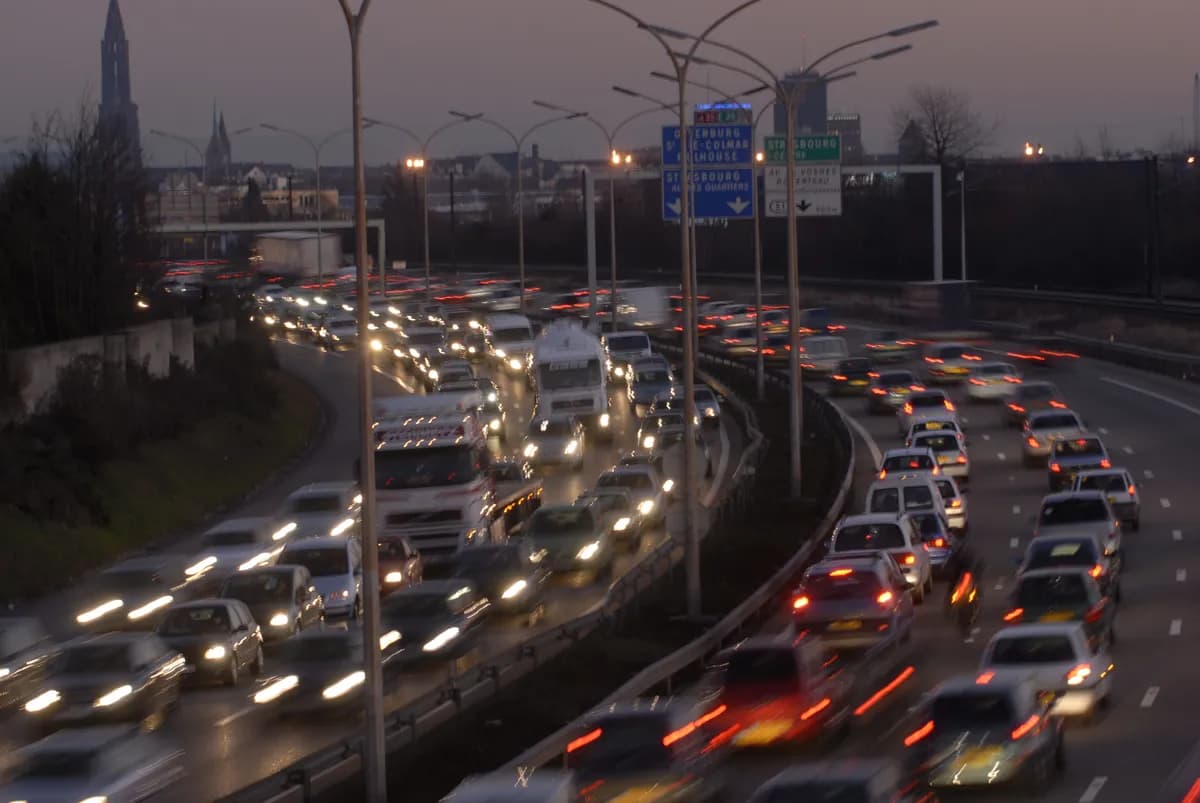 Flera E4-krockar orsakar trafikstörningar i hela Sverige
