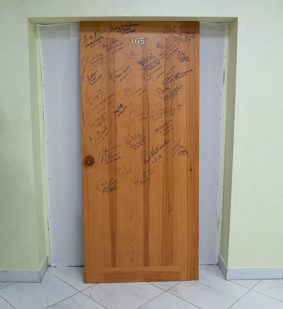 Police investigate smashed door in Morön property