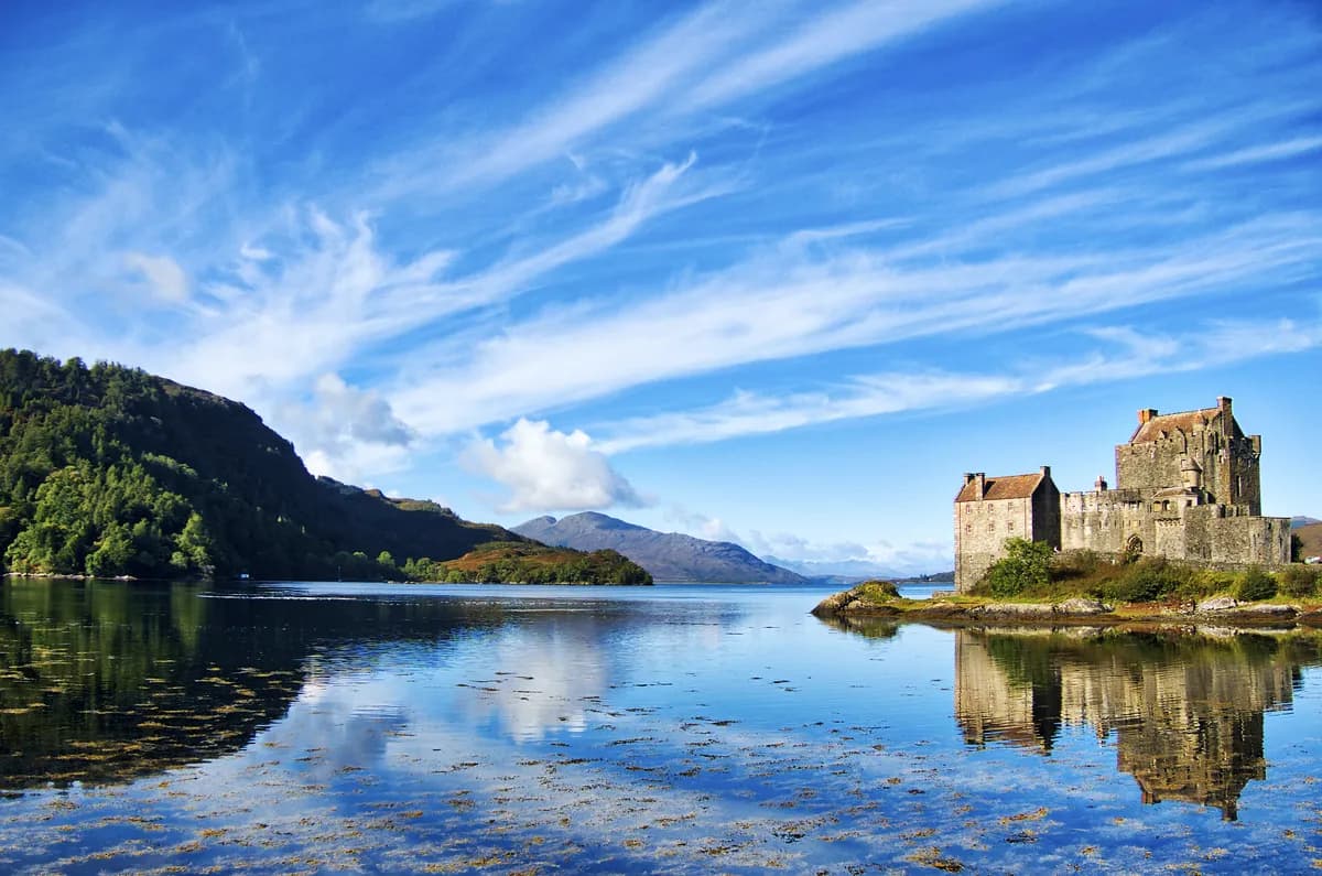 Brian Cox talar på självständighetsrally i Edinburgh bland flera protester