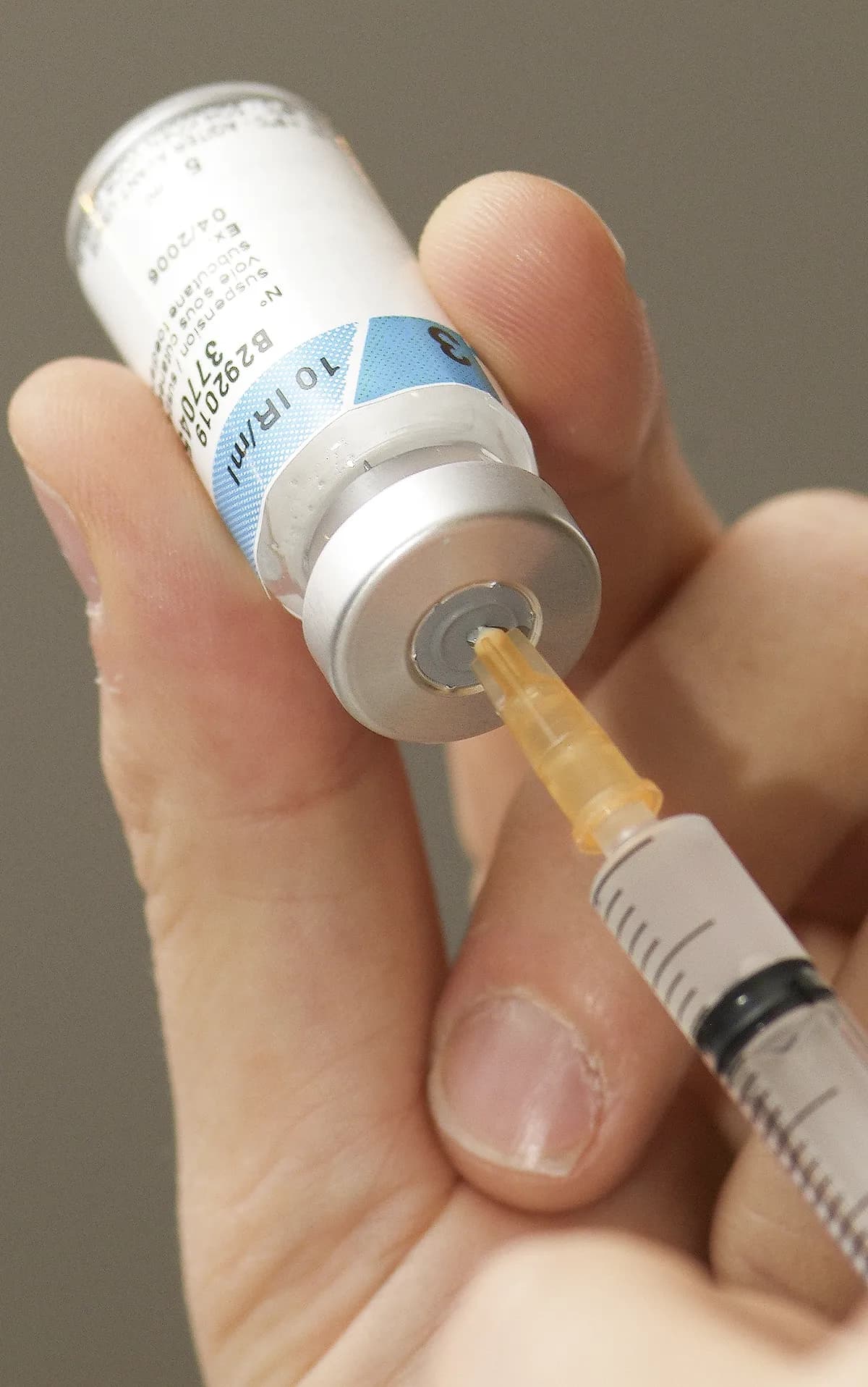 Brist på rabiesvaccin kräver prioritering samtidigt som mässlingen ökar