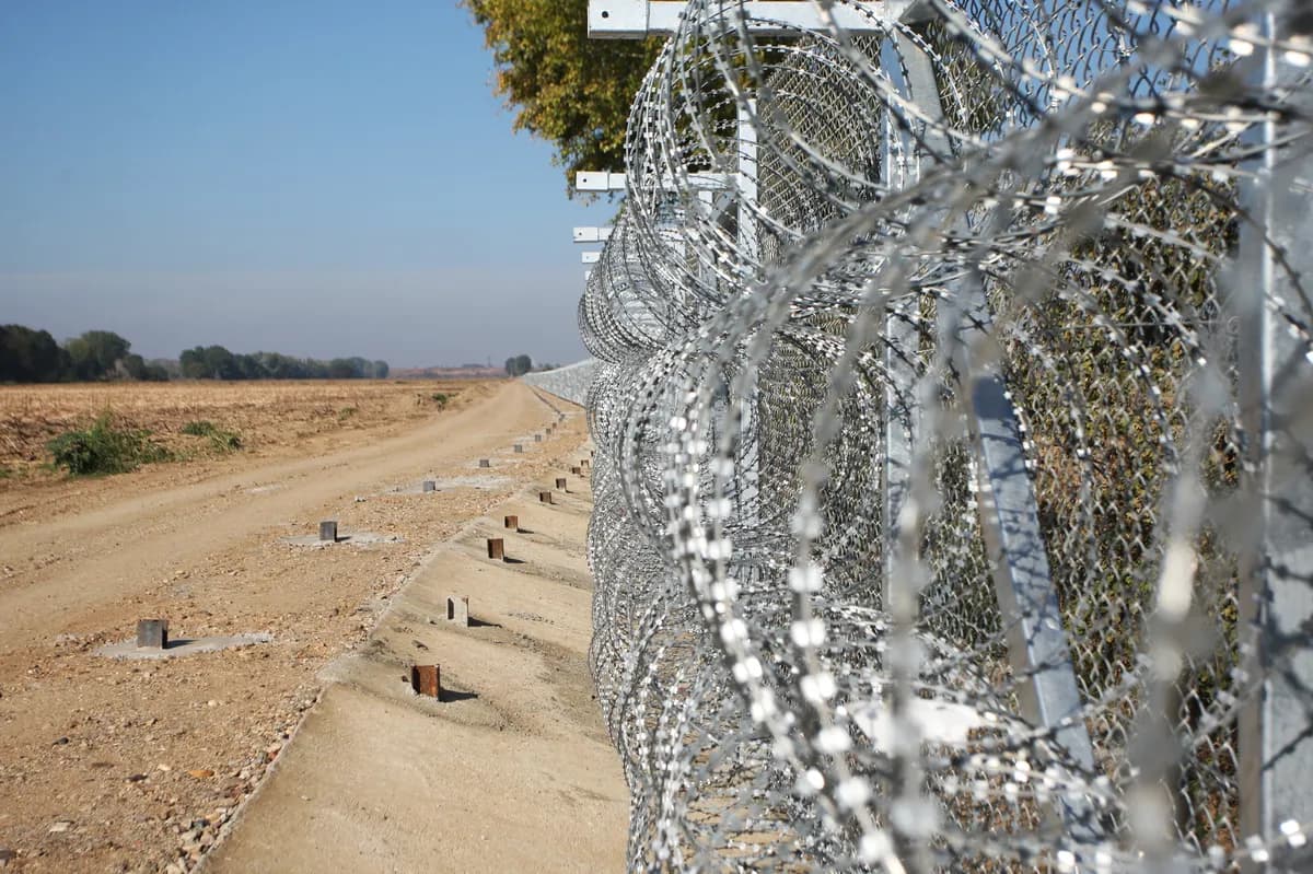 Grekisk polis rekryterar migranter för pushbacks, rapporterar BBC