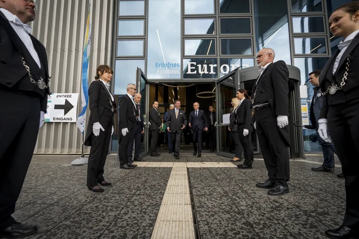 Toppturen invigd i stor mediehändelse