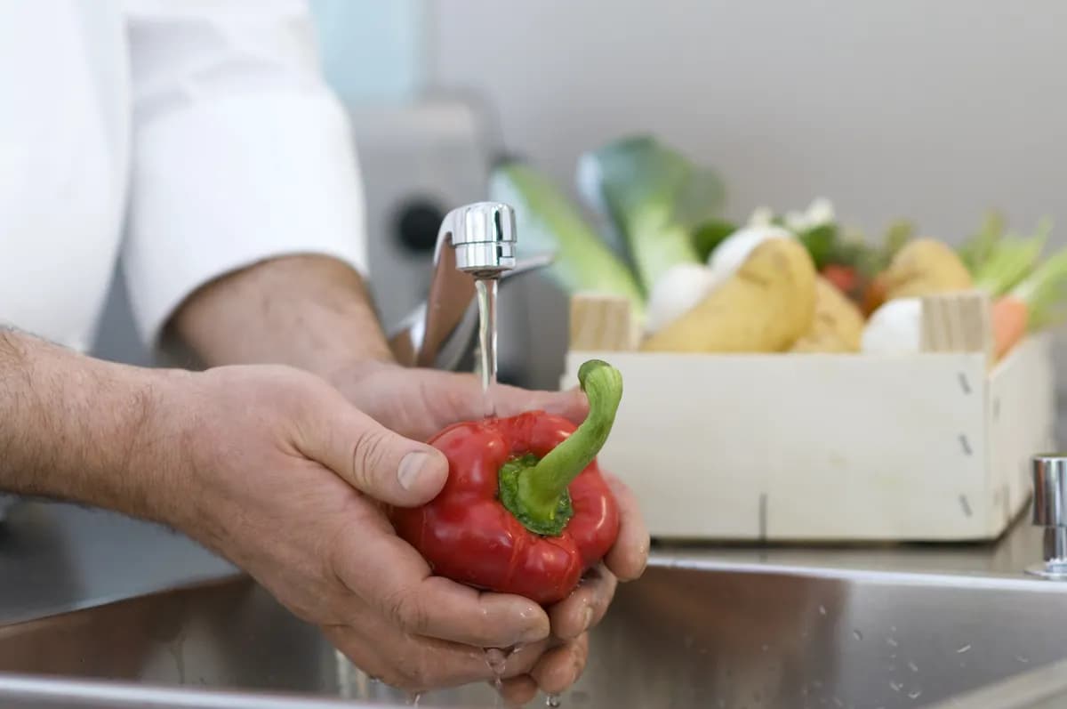 Tre av tio britter offrar hygienen för att spara pengar