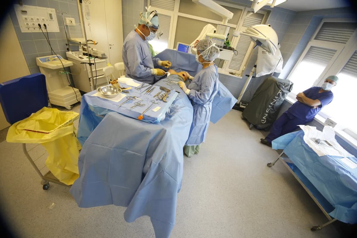 Davina McCall prioriterar välbefinnande efter bröstcancer och hjärnkirurgi