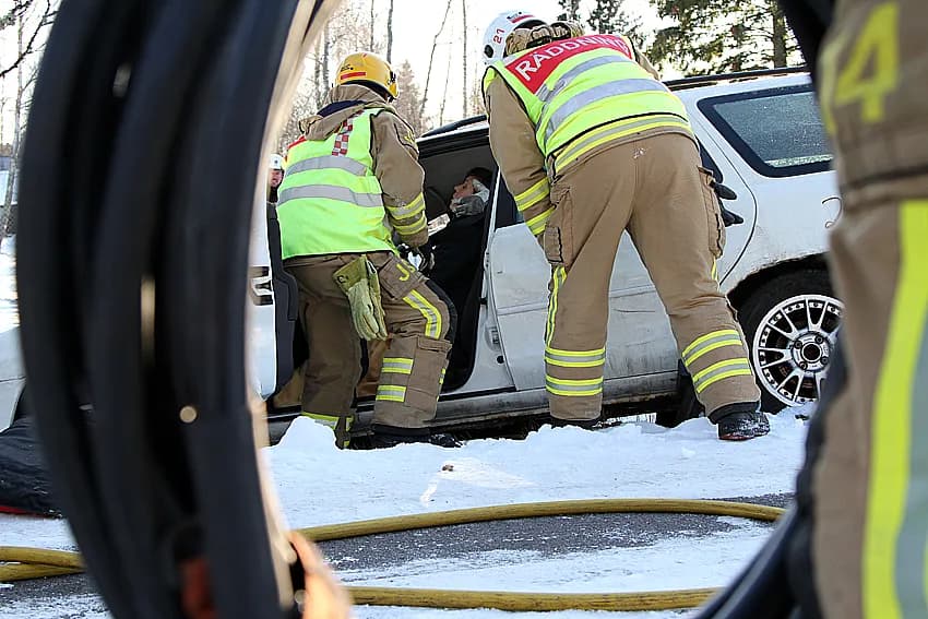 Bil kolliderar med vilt på väg i Motala