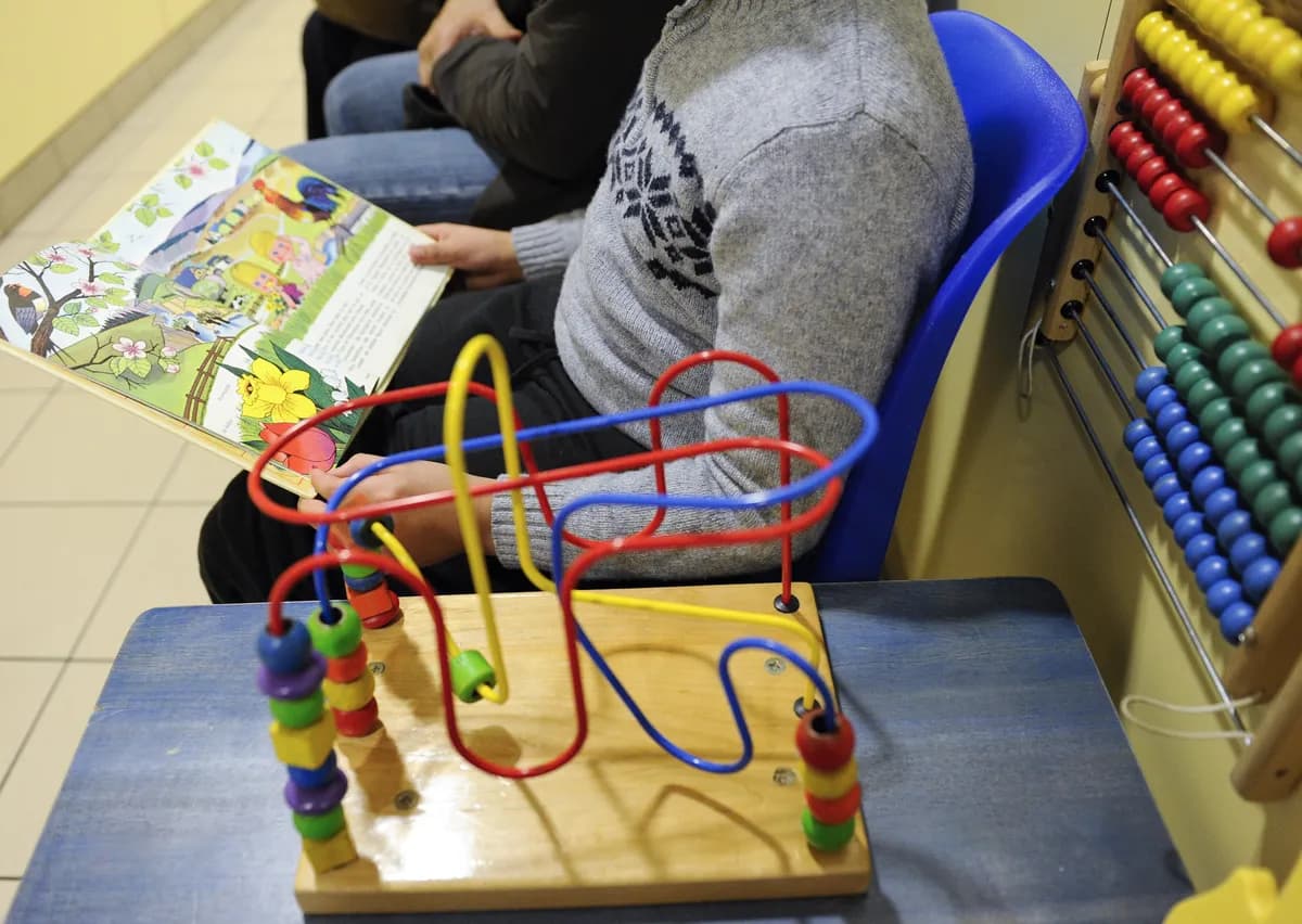 Familj i Flen kämpar med försenat stöd för son med svår sjukdom