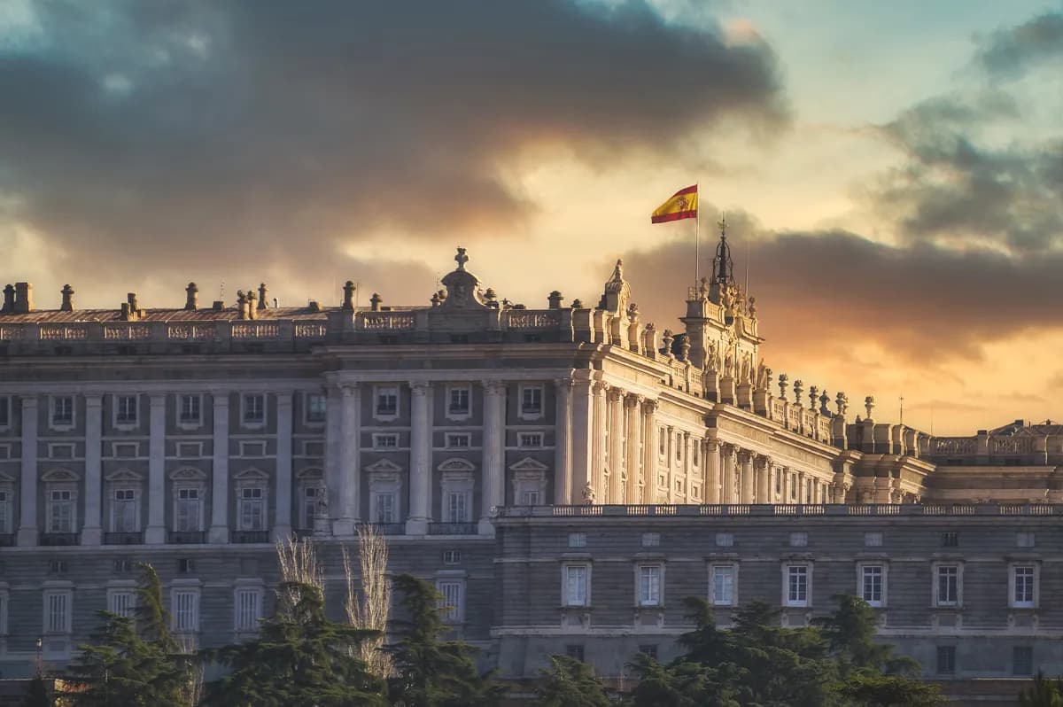 Drottningen hade en dubbel identitet, enligt författare