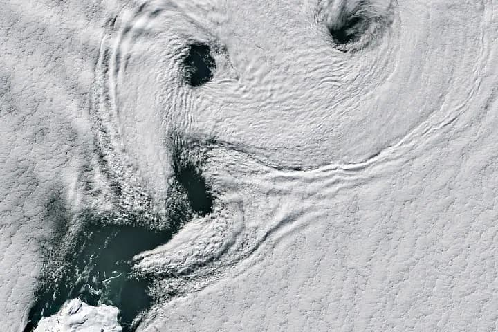 Satellit fångar sällsynta virvelmoln utanför Antarktis ö