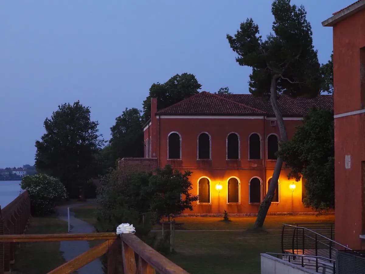 Jack Whitehall gifter sig med Roxy Horner i Cotswolds