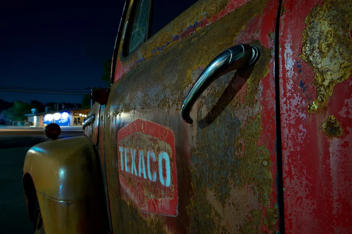 Irankriget driver upp oljepriserna, gör bensin dyrare i Sverige