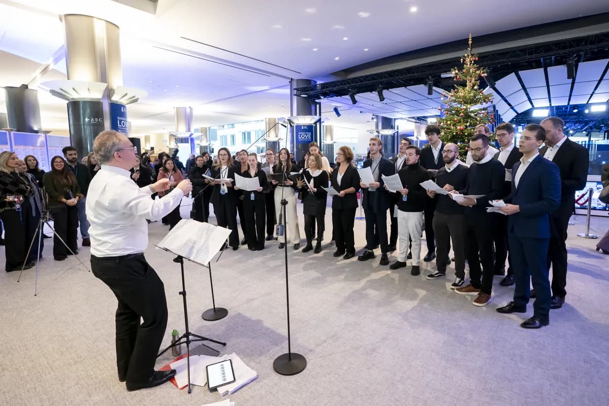 Scope stoppar kör efter grundarens genus-kritiska åsikter