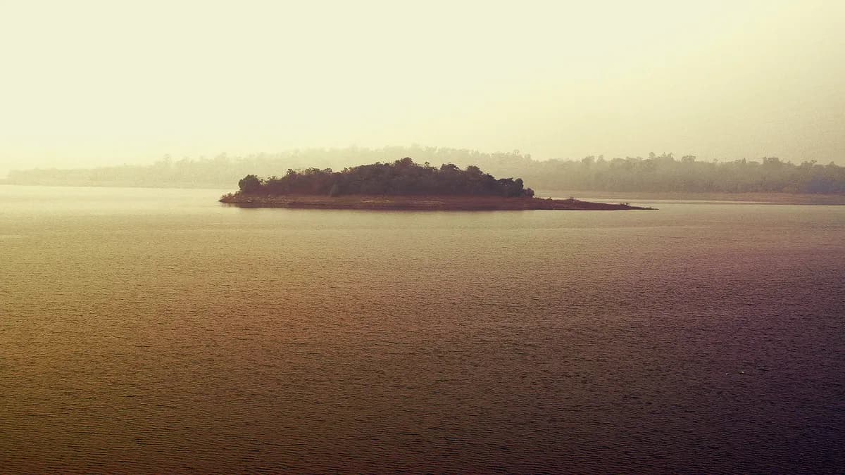 Kvinna flyttar till avlägsen ö för att fly utbrändhet, stannar i 16 år