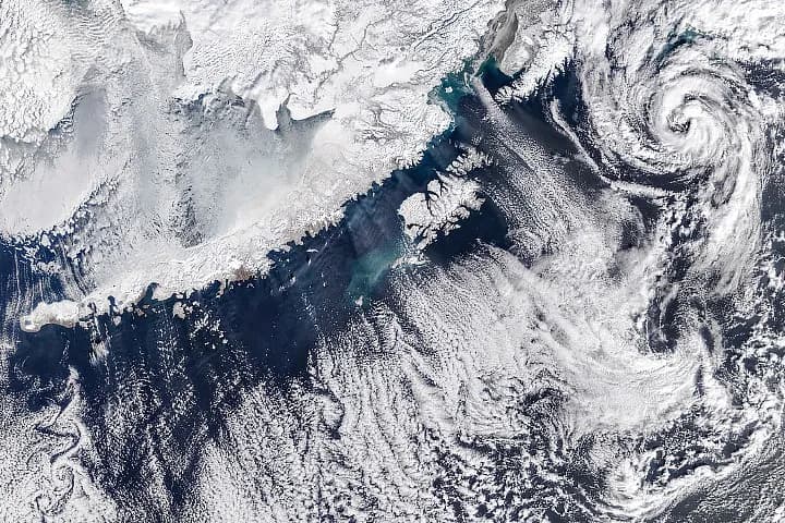 Polarlåga med orkanvindar när Alaskas vinter tar slut