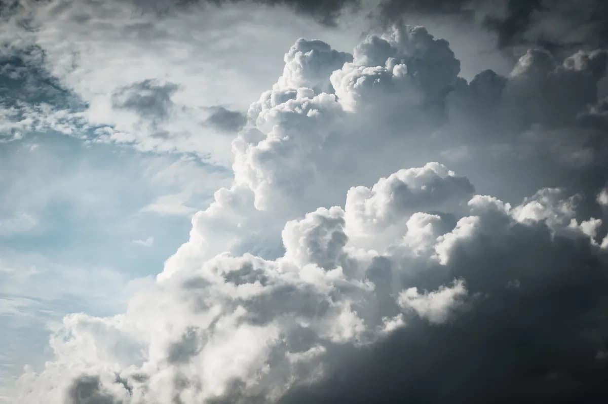 Förseningar på Tenerife Syd flygplats och mulet väder gör turister besvikna