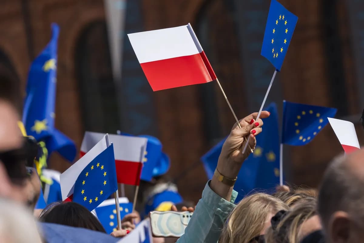 Farage hånar häcklare vid Reform UK:s manifestlansering i Wales