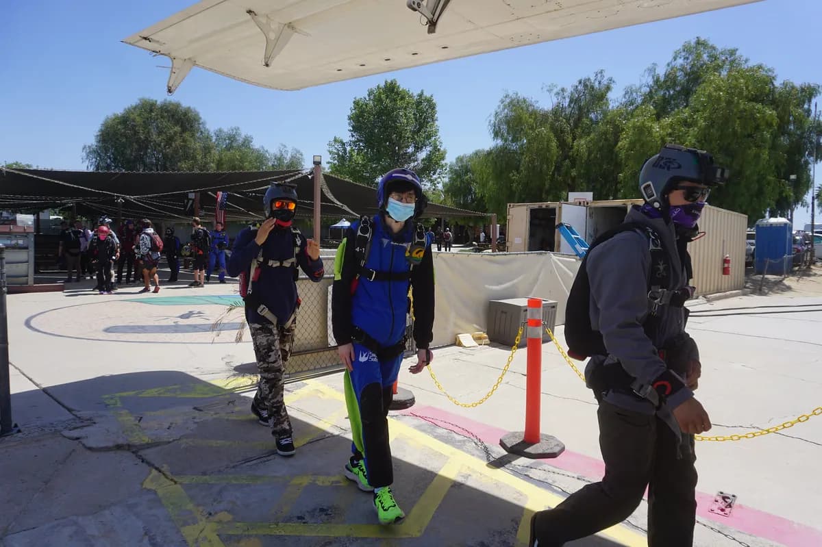 Fallskärmshoppare kraschar in i poängtavla vid Virginia Techs vårspel