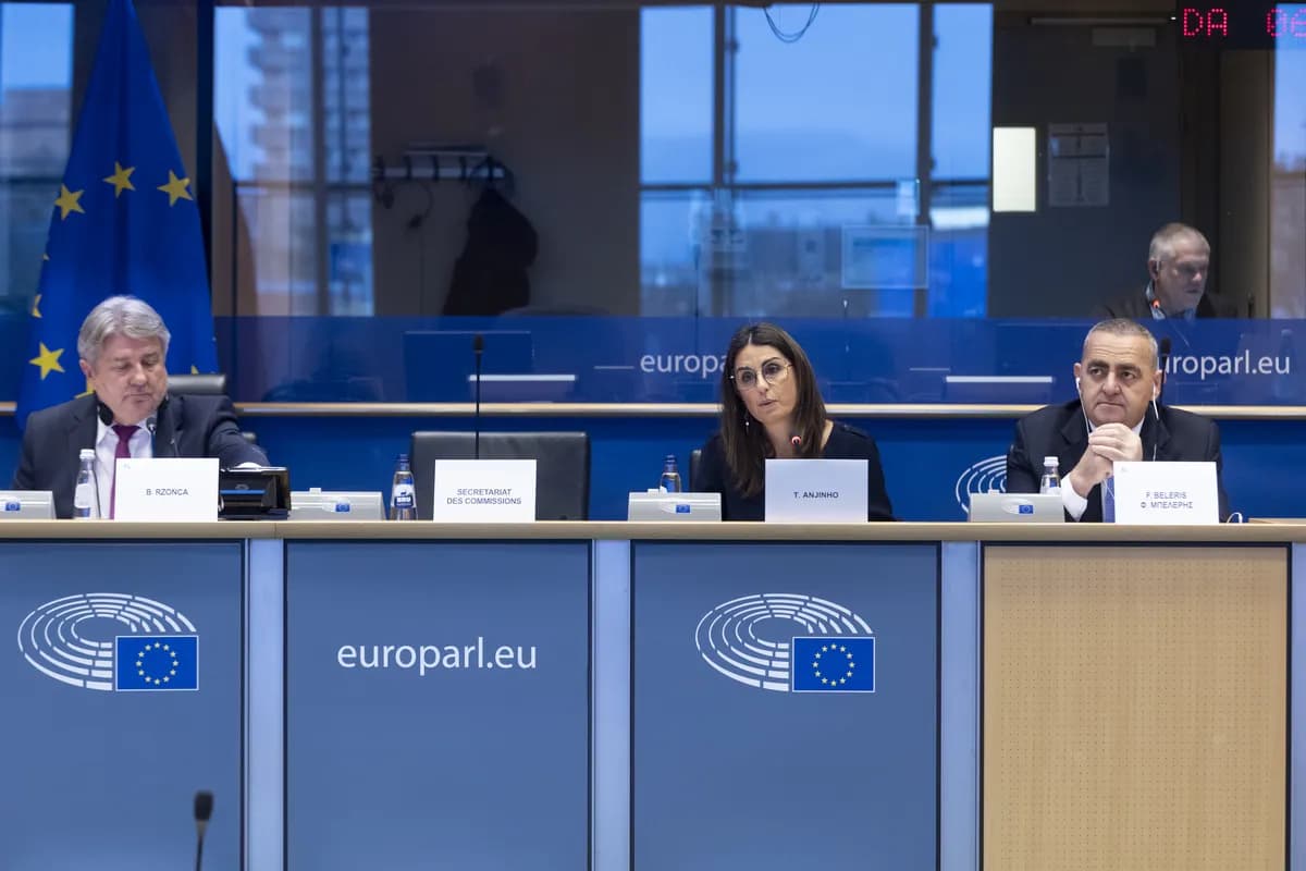 Nancy Mace anklagar Lindsey Graham för att driva Trump mot Irankrig