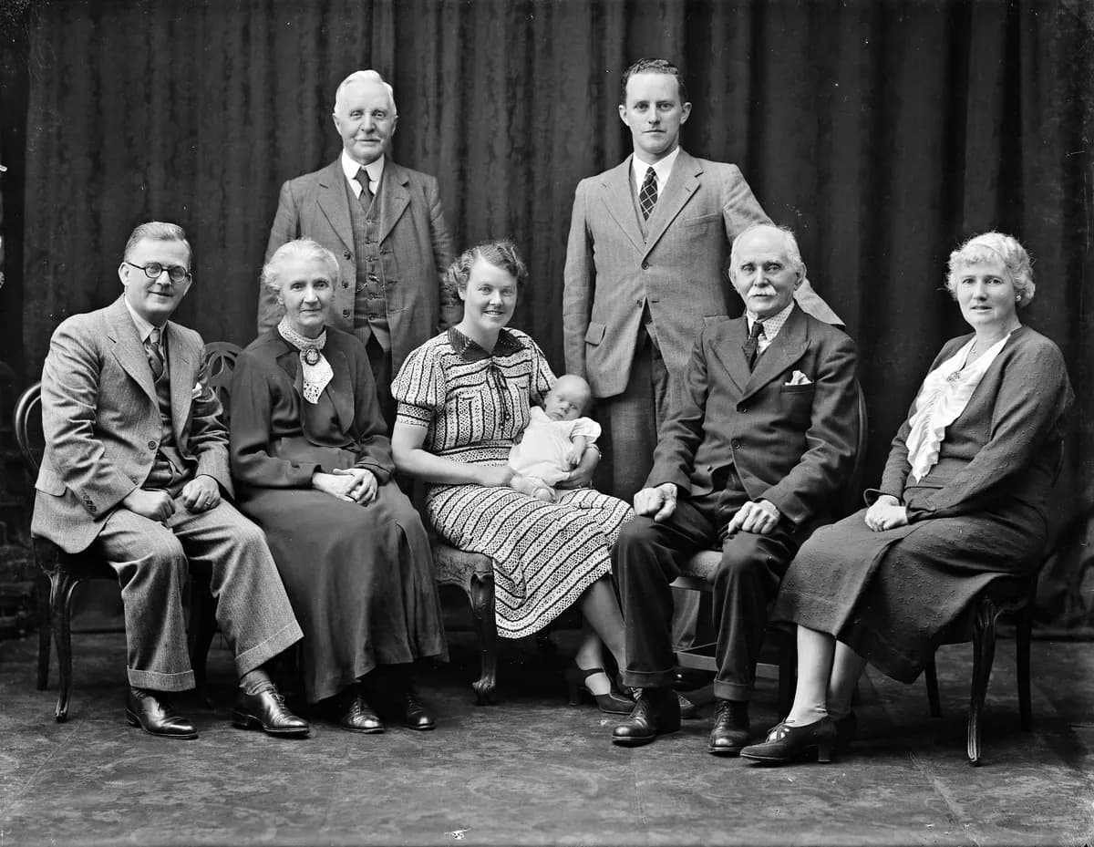 Alenteg-familjen samlas i Vilbergen för att dela erfarenheter