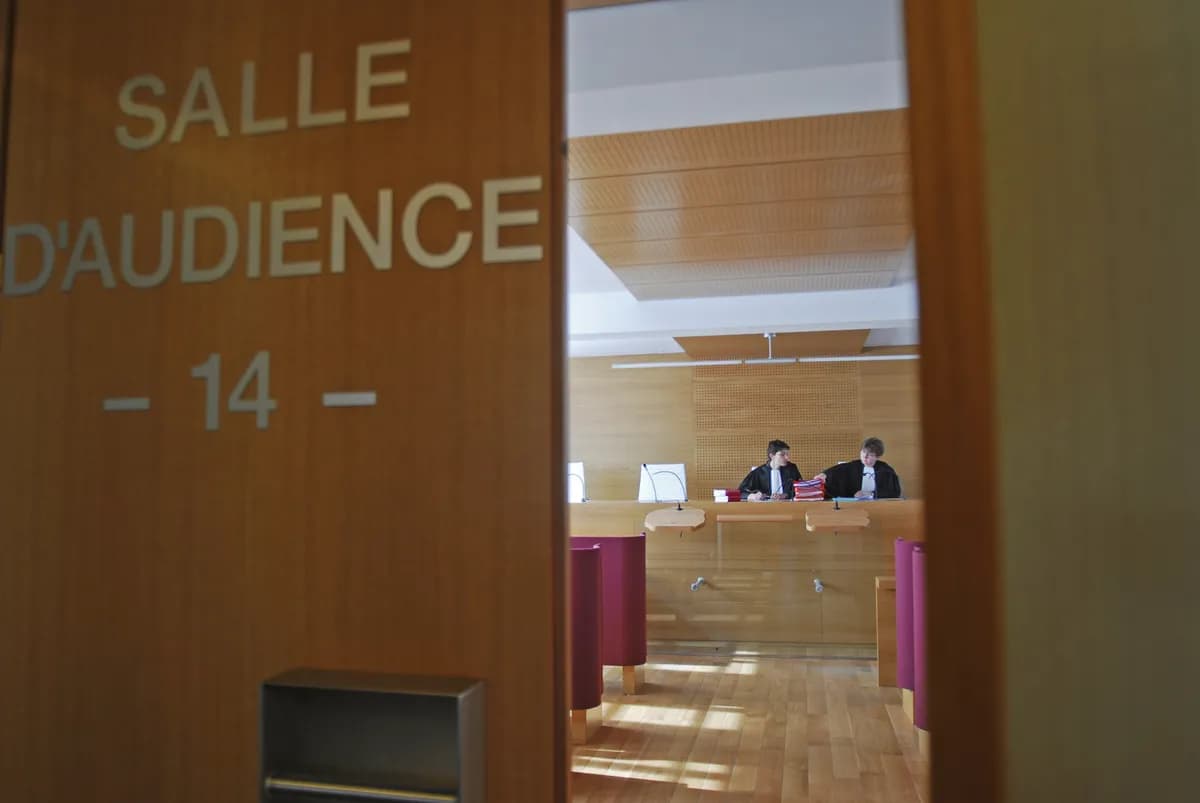 Två män åtalade för att ha lurat äldre husägare på miljoner i brittisk rättegång