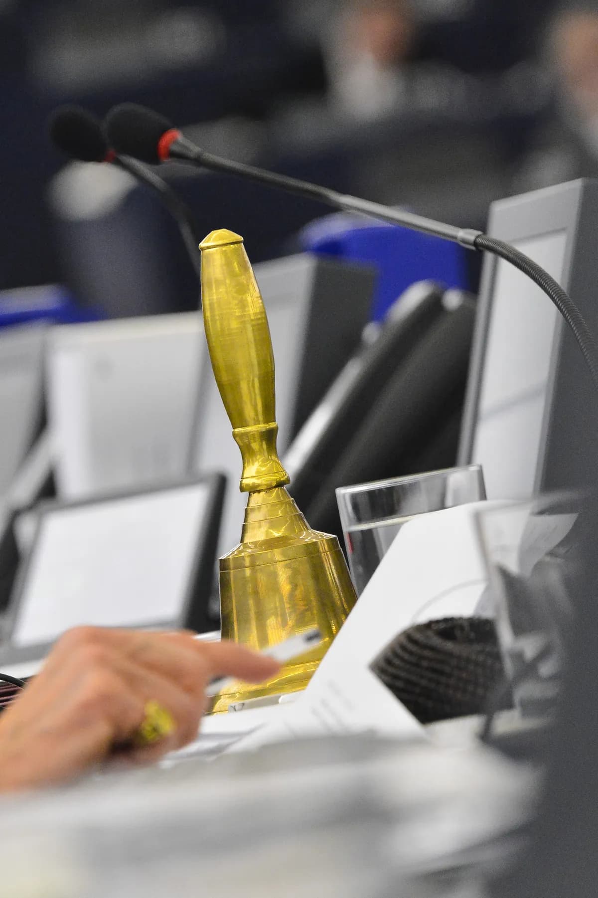 Reeves faces unpopularity and economic scrutiny amid disputes