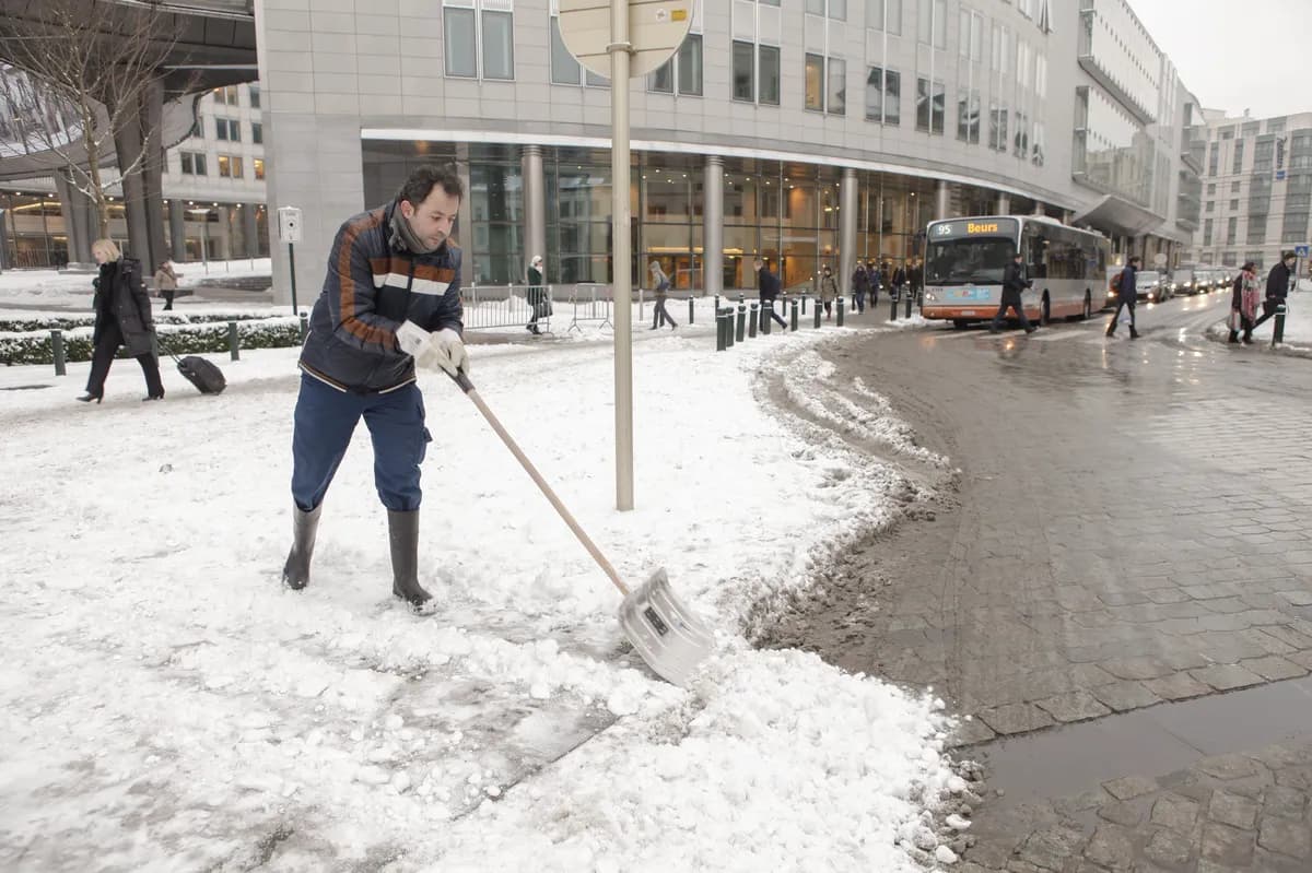 Umeå Clears Artificial Turf Pitches Early Due to Thaw